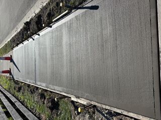 Footpath/ broom finish in the top surface of the concrete